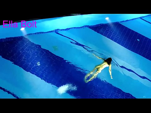 ❤️ Ech kann net ophalen ze kucken, jonk Blond gefaange schwammen plakeg am ELLA BOLT Resort Pool Häre Porno bei eis