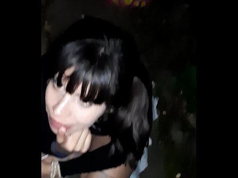 ❤️ Op der Strooss geschwollen Penis am Austausch fir Séissegkeeten Häre Porno bei eis