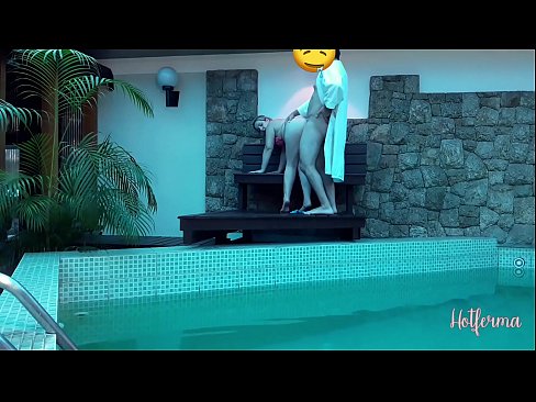 ❤️ Boss invitéiert Déngschtmeedchen an de Pool, mee konnt net engem waarm widderstoen Häre Porno bei eis