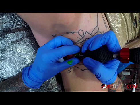 ❤️ Extrem tattooed Hottie Sully Savage krut en Tattoo op hirem Klitoris Häre Porno bei eis