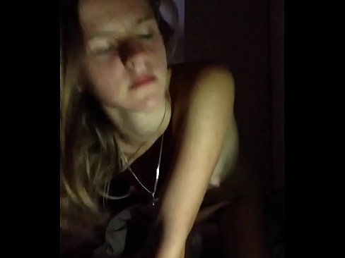 ❤️ E Meedchen masturbéiert a kummt Häre Porno bei eis